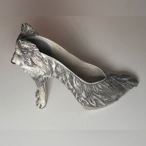 Just the Right Shoe Vintage 2001 Miniature Lone Wolf figurine.